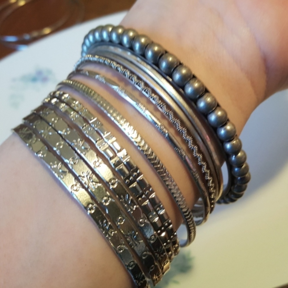 ⬇️ 10 Silver Bangles + 1 Gray Beaded Bracelet - Picture 4 of 4